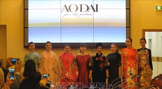 Русские студентки в платье «аозай». Фото: VNA