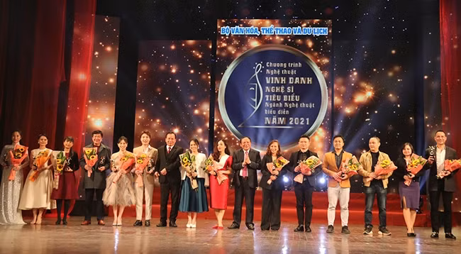 Прославлены выдающиеся артисты, получившие призы на художественных фестивалях, проведенных в 2021 году. 