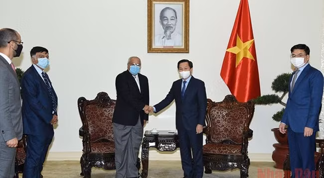 Вице-премьер Ле Минь Кхай (справа) и Министр нефти Кувейта Мохаммад Абдулатиф аль-Фарес. Фото: Чан Мань