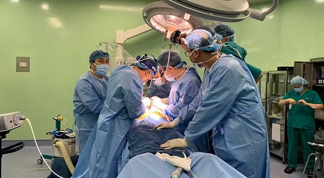 Врачи выполняют операцию.