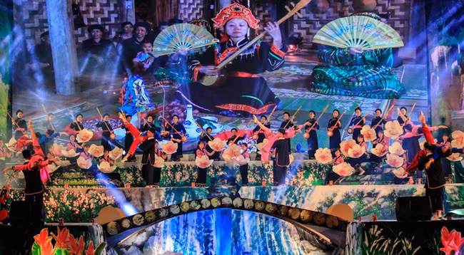 Художественный номер на церемонии открытия. Фото: tuoitre.vn