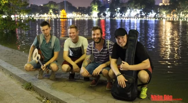 Группа RandomPeople. Фото: Нга Нгуен