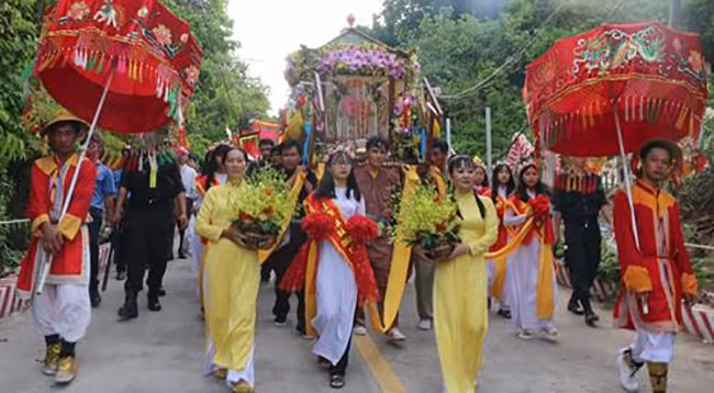 Фестиваль, посвященный царице горы Шам 2019 г., организован в торжественной обстановке по традиционным ритуалам. Фото: dantocmiennui.vn