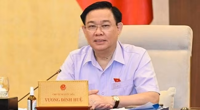 Председатель НС Вьетнама Выонг Динь Хюэ выступает на заседании. Фото: Зюи Линь 