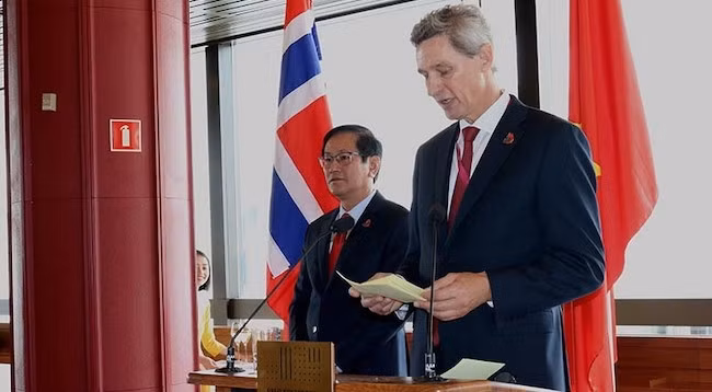 Посол Вьетнама в Норвегии Ле Хонг Лам и статс-секретарь Министерства иностранных дел Норвегии Торе Хаттрем на церемонии, посвященной 50-летию установления дипотношений между странами. Фото: baoquocte.vn