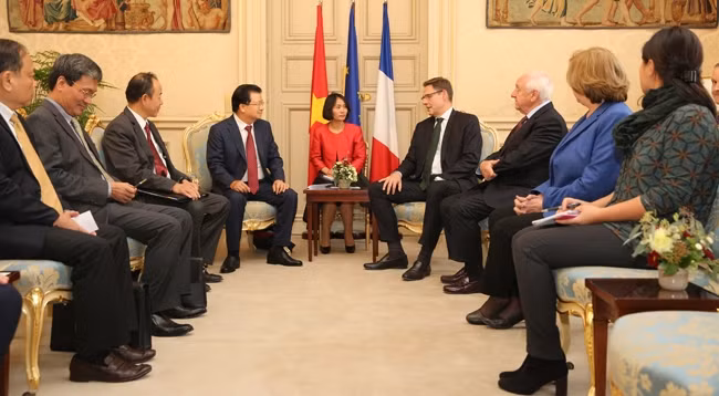 Вице-премьер Чинь Динь Зунг наносит визит вежливости Заместителю председателя Сената Франции Филиппу Даллиеру. Фото: VGP