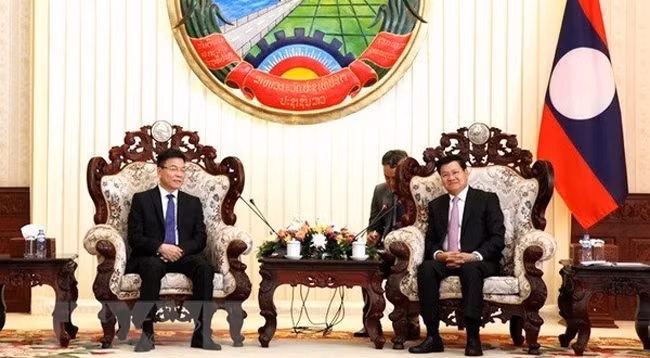 Министр юстиции Вьетнама Ле Тхань Лонг (слева) и Премьер-министр Лаоса Тхонглун Сисулит. Фото: VNA