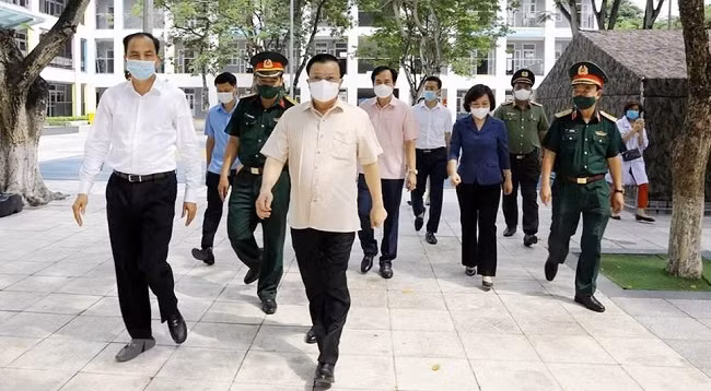 Секретарь Парткома г. Ханоя Динь Тиен Зунг проверяет противоэпидемическую работу в районе Тэйхо, Ханой. Фото: hanoimoi.com.vn