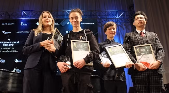 Као Динь Тханг (первый справа). Фото: Нам Донг 