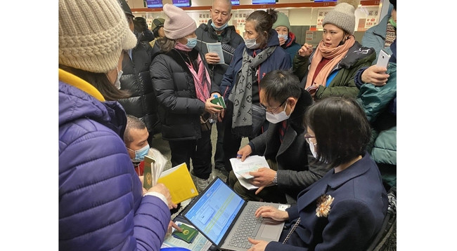 Сотрудники Посольства оказывают помощь гражданам в аэропорту. Фото: Посольство Вьетнама в Польше