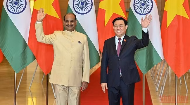 Председатель НС Вьетнама Выонг Динь Хюэ (справа) и Председатель нижней палаты Парламента Индии Ом Бирла. Фото: Зюи Линь 