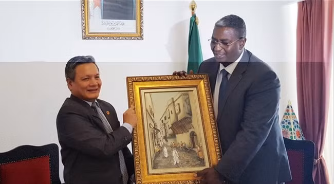 Посол Вьетнама в Алжире Фам Куок Чу (слева) и Министр туризма и ремесел Алжира Абделькадер Бенмессауд. Фото: VNA