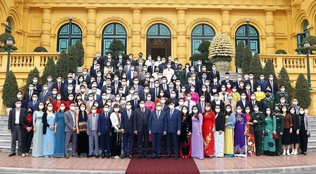 Делегаты фотографируются на память. Фото: VNA