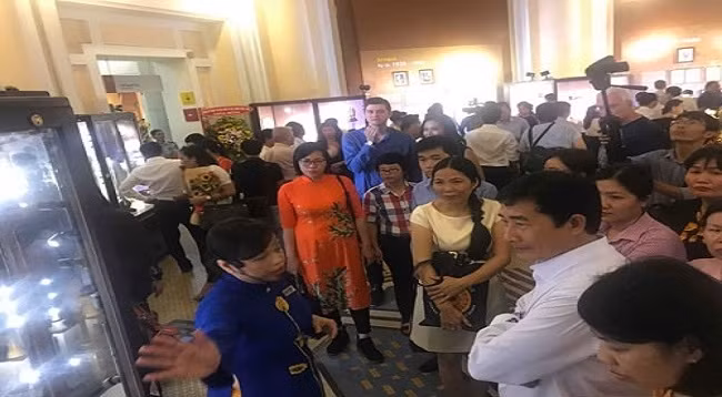 Посетители посещают выставку в музее. Фото: nld.com.vn