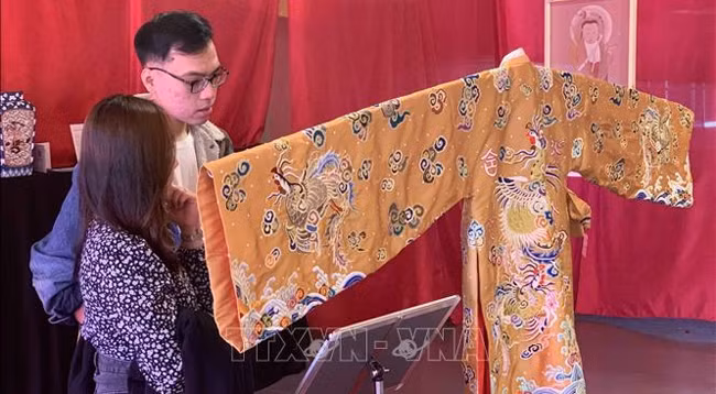 Вьетнамские молодые, проживающие в Австралии, изучают старый костюм династии Нгуен. Фото: VNA