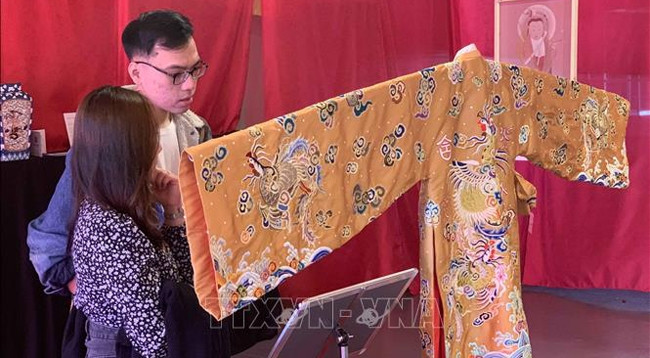 Вьетнамские молодые, проживающие в Австралии, изучают старый костюм династии Нгуен. Фото: VNA