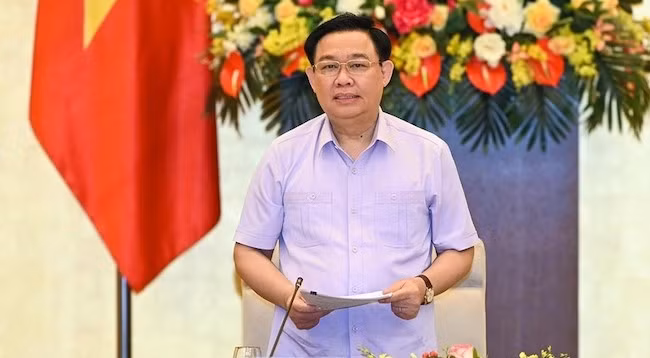 Председатель НС Выонг Динь Хюэ выступает на семинаре. Фото: Зюи Линь