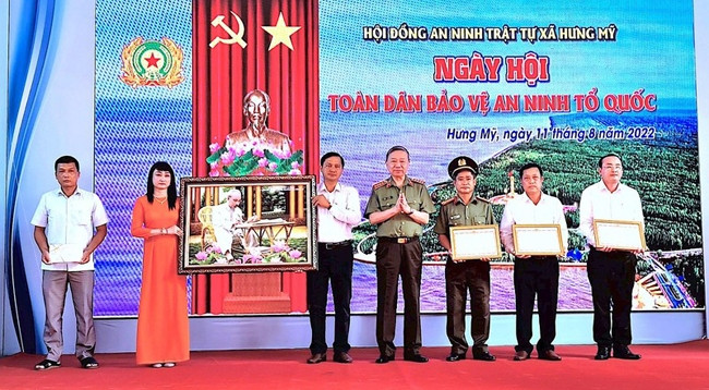 Вручение похвальных грамот выдающимся лицам и коллективам движения «Весь народ защищает безопасность Отечества». Фото: Хыу Тунг