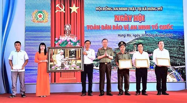 Вручение похвальных грамот выдающимся лицам и коллективам движения «Весь народ защищает безопасность Отечества». Фото: Хыу Тунг