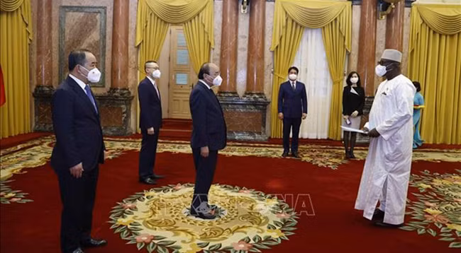 Президент Нгуен Суан Фук и Посол Сьерра-Леоне Эрнест Мбаимба Ндомахина. Фото: VNA