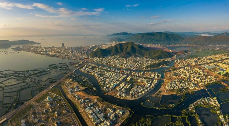 Панорамный вид города Кюиньон с лагуны Тхинай. Эта фотография входит в серию фотографий фотографа Нгуен Тиен Чиня, живущего и работающего в городе Кюиньон.