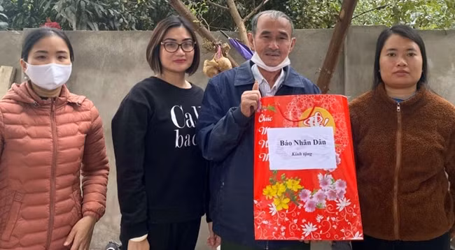 Вручение новогоднего подарка г-ну Ле Хюи Хоангу. 