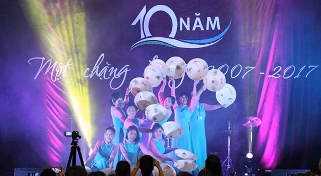 Художественный номер в рамках юбилея. Фото: giaoduc.net.vn