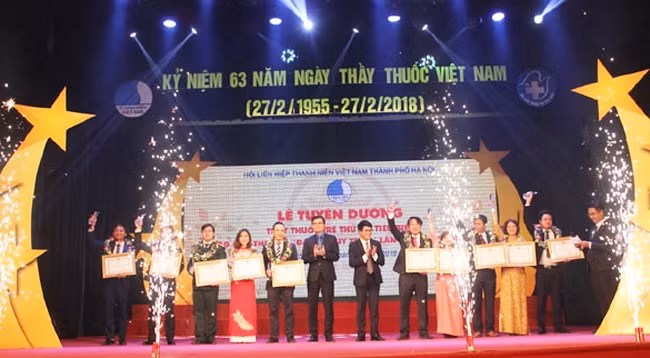 10 выдающихся молодых врачей столицы получили Премию им. Данг Тхюи Чам. Фото: laodong.vn