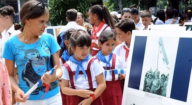 Фотовыставка, посвященная 45-летию исторического визита вождя кубинской революции Фиделя Кастро во Вьетнам.