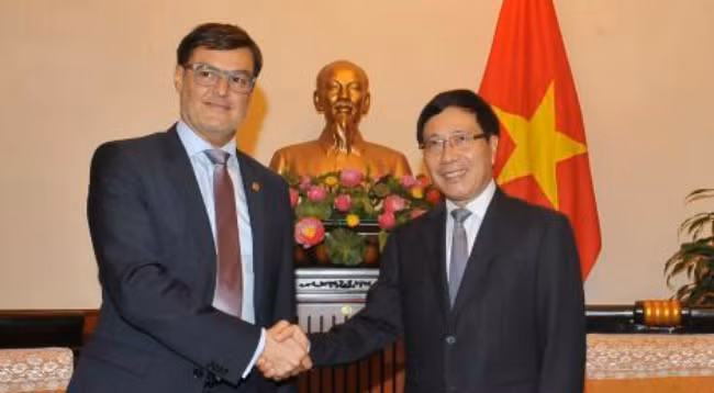 Фам Бинь Минь (справа) и Феликс Пласенсия. Фото: VNA