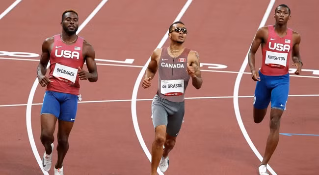 Представитель Канады Андре Де Грасс (в центре) завоевал золотую медаль в беге на 200 м. Фото: Рейтер