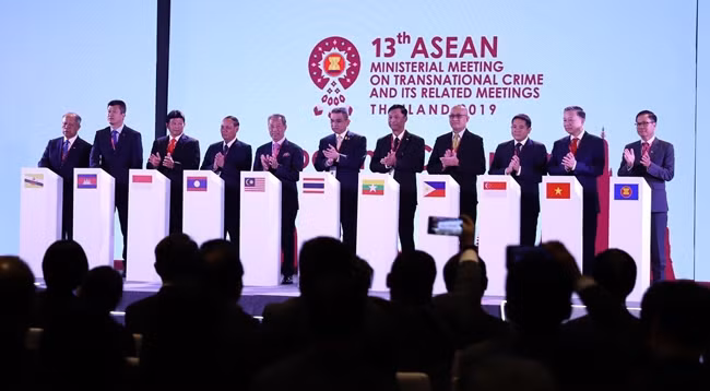 Вьетнамскую делегацию для участия в совещании возглавил Министр общественной безопасности То Лам (2-й справа). Фото: VNA