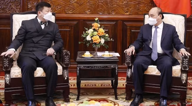 Президент Нгуен Суан Фук (справа) и Посол Монголии Джигджи Сериджав. Фото: VNA