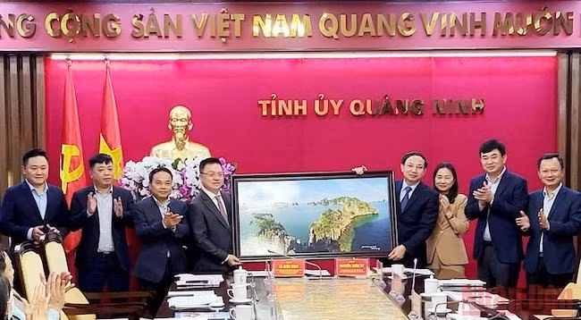 Руководители Парткома провинции Куангнинь вручают подарок газете «Нянзан».