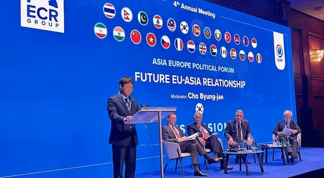 Замглавы Отдела по внешним связям ЦК КПВ Нго Ле Ван выступает на форуме. Фото: VOV