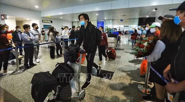 Вьетнамцы вернулись из Украины на Родину 13 марта. Фото: VNA