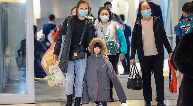 Вьетнамские граждане прибыли в аэропорт Нойбай. Фото: Тхань Дат