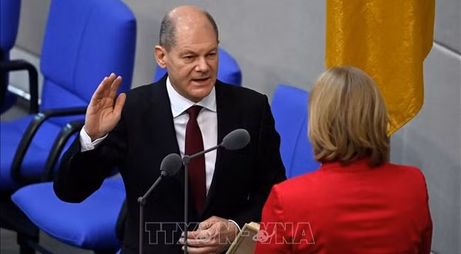 Канцлер Германии Олаф Шольц принимает присягу в Берлине (Германия), 7 декабря 2021 года. Фото: AFP/VNA