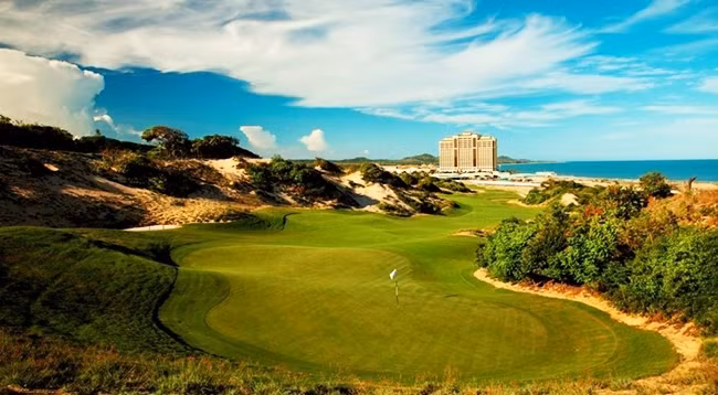 Поле для гольфа в курорте The Bluffs Ho Tram Strip в Вунгтау. Фото: vietnamgolftourism.com