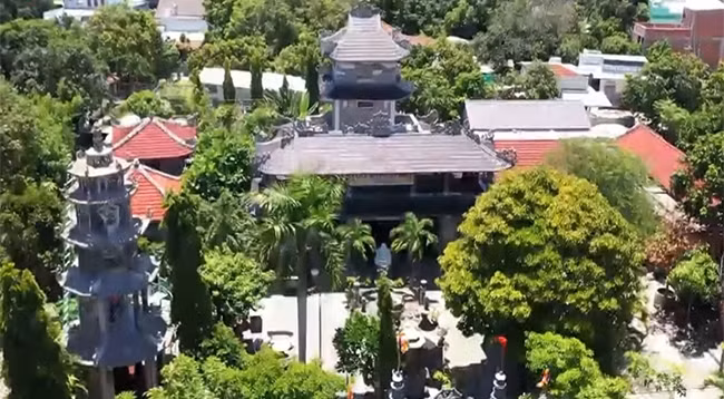 Каменная пагода Куанам находится в деревне Байжиенгнам городка Камдык уезда Камлам провинции Кханьхоа.