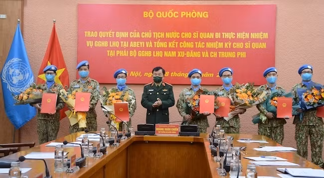 Генерал-полковник Хоанг Суан Тьиен вручил решения Президента офицерам, участвующим в миротворческой миссии ЮНИСФА. Фото: qdnd.vn