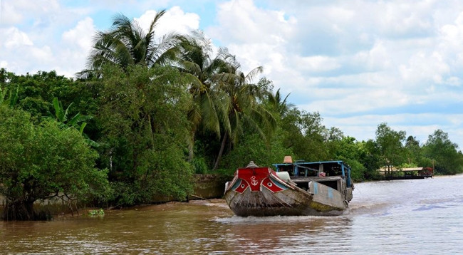Туристы путешествуют к острову Анбинь на лодке. Фото: cungbandulich.info