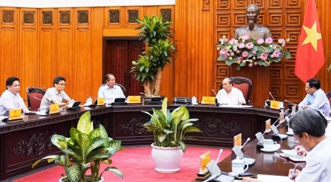 Премьер-министр Вьетнама Нгуен Суан Фук выступает на заседании. Фото: VGP