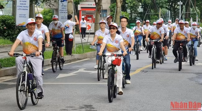 Участники велопробега дружбы в рамках Дня семьи АСЕАН-2022