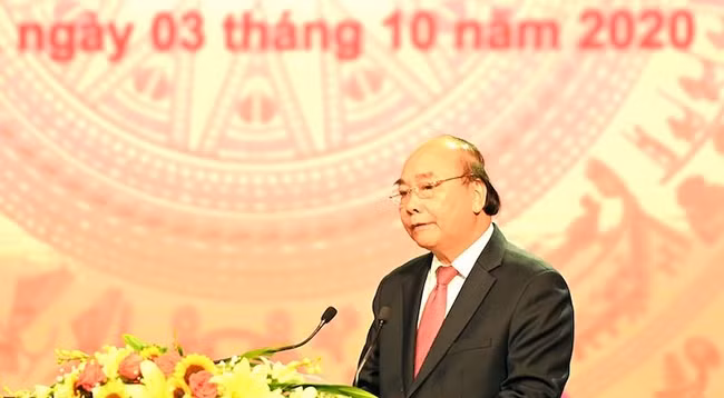 Премьер-министр Нгуен Суан Фук выступает с речью. Фото: Зюи Линь