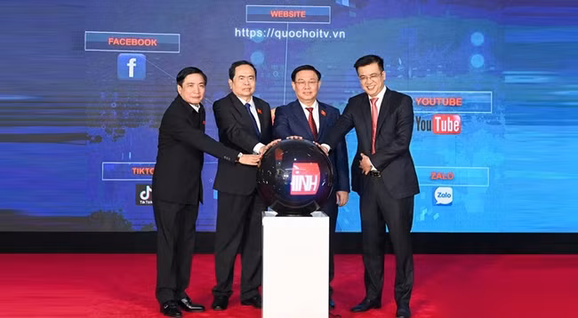 Председатель НС Выонг Динь Хюэ и делегаты выполняют церемонию запуска Цифровой экосистемы Телевидения НС Вьетнама. Фото: Зюи Линь