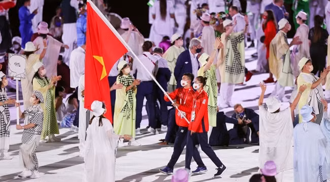 Вьетнамская делегация во время церемонии открытия Олимпиады-2020.