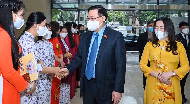 Председатель НС Выонг Динь Хюэ и участники конференции. Фото: Зюи Линь