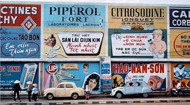 Рекламные плакаты на улице Сайгона в 1950-1960-х гг. Фото: archives.org.vn