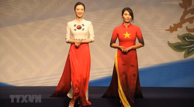 Фестиваль платья «аозай» в Южной Корее. Фото: VNA